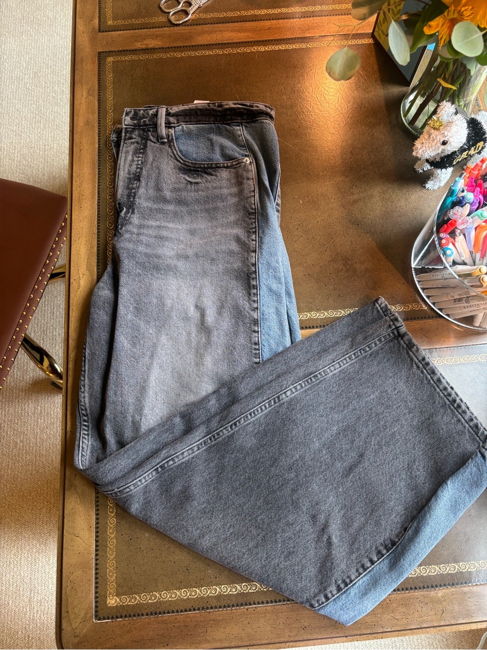 Good American Women’s two tone black jean with blue side